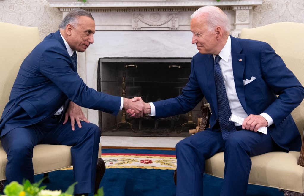 2021年7月26日，美國總統拜登（右）在白宮橢圓形辦公室與伊拉克總理卡迪米（左）會晤時握手。（SAUL LOEB/AFP）