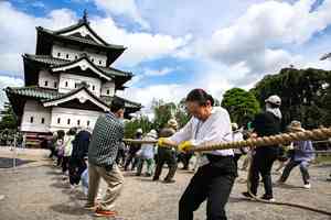 數千日人循古法拉動400噸城堡塔樓 助其歸位