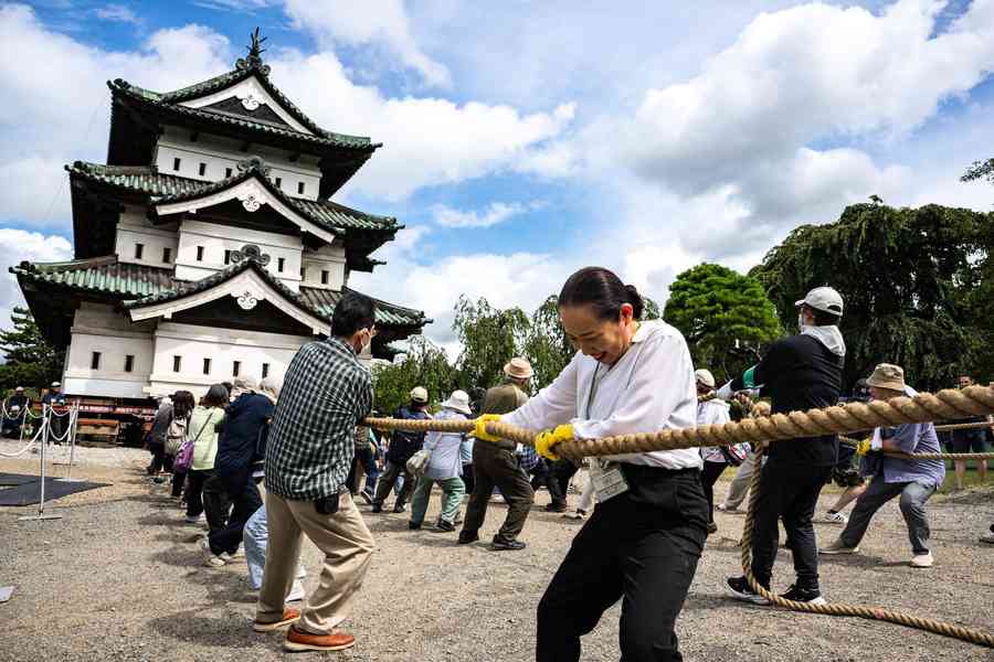數千日人循古法拉動400噸城堡塔樓 助其歸位