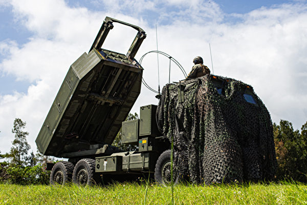 9月30日，美國海軍陸戰隊在日本沖繩中央訓練區的捷豹演習期間，使用海馬斯高機動火箭系統進行遠程打擊。（美國海軍陸戰隊）