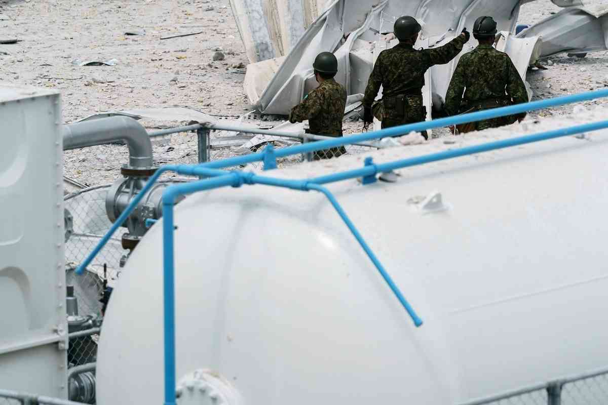 2026年7月29日，日本自衛隊成員在熊本縣嘉島町的大型商業設施「永旺夢樂城熊本」（Aeon Mall Kumamoto）進行搜救工作。（Tomohiro Ohsumi/Getty Images）
