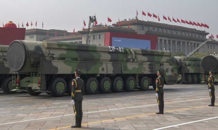 2019年10月1日，在慶祝中華人民共和國成立70周年的天安門廣場閱兵式上，出現中共軍方的新型東風-41（DF-41）洲際彈道導彈，據傳可以命中美國本土。（Kevin Frayer/Getty Images）