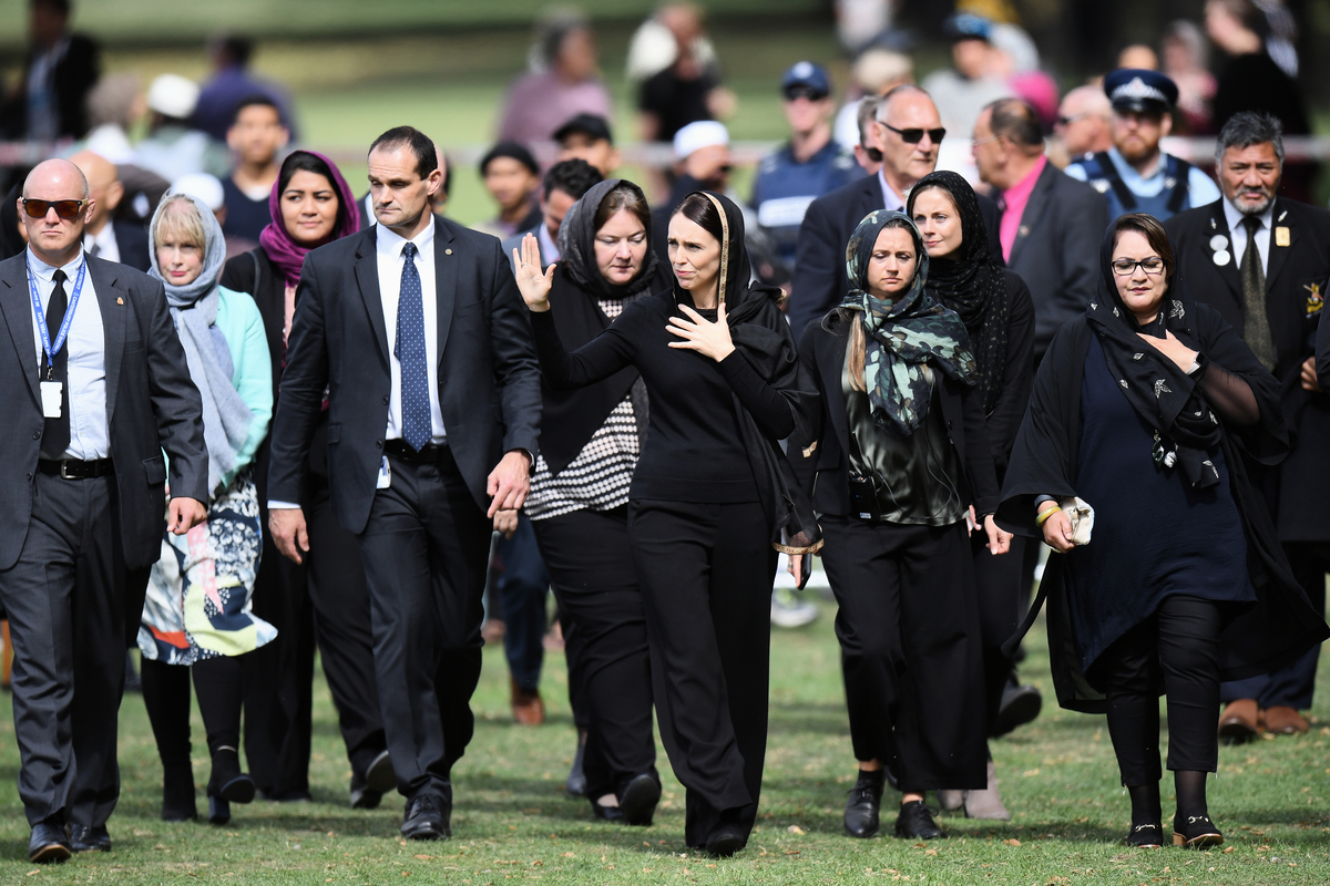 3月22日，紐西蘭基督城舉行禱告儀式，悼念上周五在兩座清真寺襲擊案中喪生的民眾。紐西蘭總理阿德恩（中間揮手者）出席了禱告儀式。（Kai Schwoerer/Getty Images）