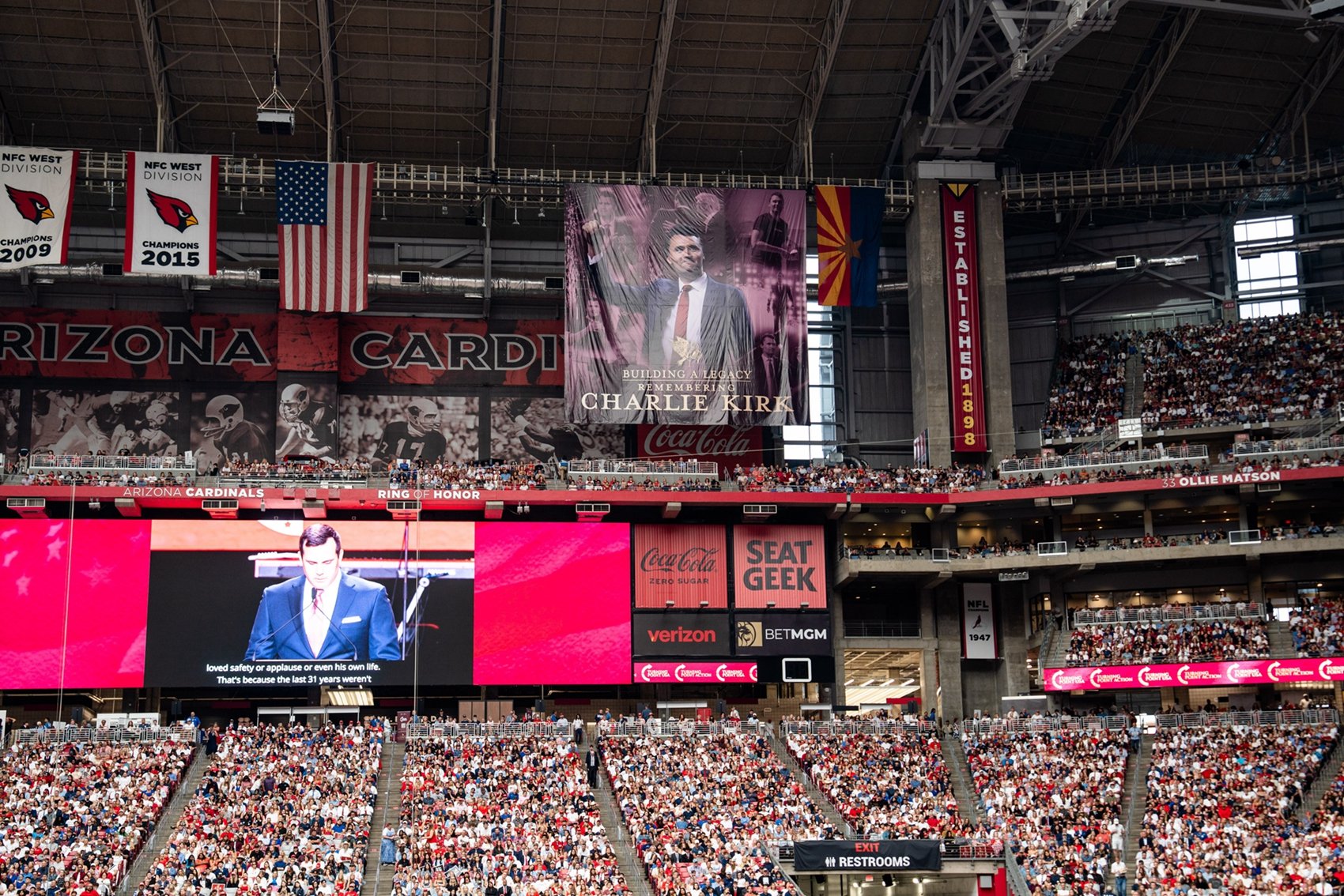 2025年9月21日,美國知名保守派活動家柯克(Charlie Kirk)的追思會,在亞利桑那州格蘭岱爾市的州農體育館(State Farm Stadium)舉行,場館內座無虛席。(Madalina Kilroy/大紀元)