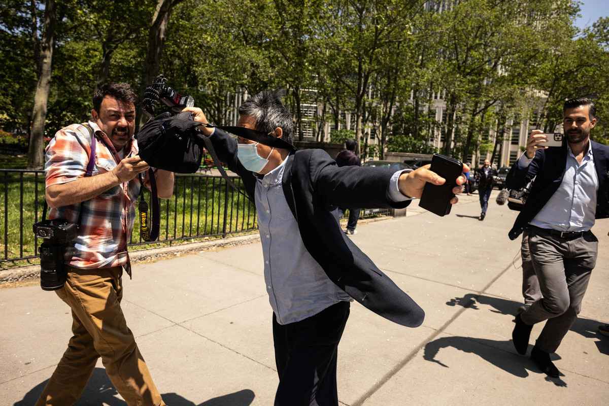 2023年5月31日，朱勇（中）在紐約東區聯邦法庭外，被媒體包圍。（Yuki Iwamura/AFP via Getty Images）
