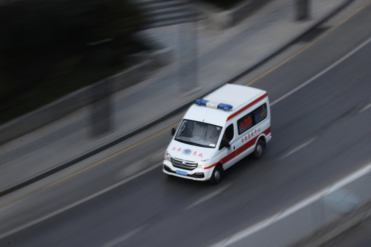 西安又一孕婦流產，之前警車帶著都找不到接收醫院。圖為2021年12月28日，一輛救護車正在西安道路上行駛。（STR/AFP via Getty Images）