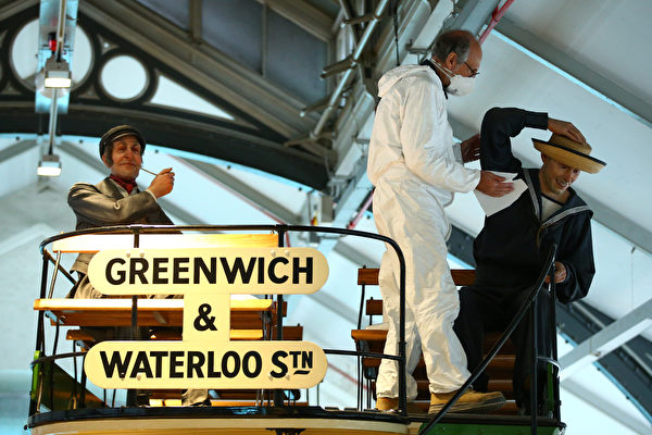 2021年5月10日，英國倫敦，倫敦交通博物館（London Transport Museum）將於5月17日重新對外開放，一位雕塑家正在清理人像模型。（Hollie Adams/Getty Images）