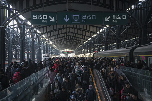 2019年新年前夕，黑龍江省哈爾濱市火車站人潮洶湧。（Tao Zhang/Getty Images）