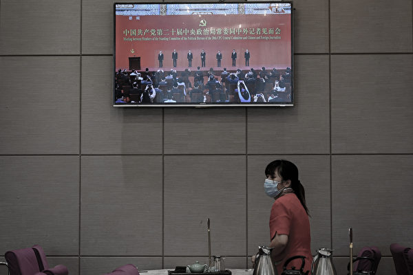 2022年10月23日，廣東佛山一家餐館內的屏幕播放著中共新一屆政治局常委亮相的畫面。當時中國大陸疫情已在延燒；一年之後，中國疫情再起，中共政治局又乾脆躺平。（Jade Gao/AFP via Getty Images）