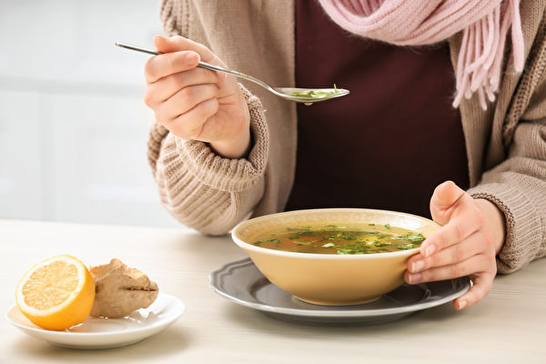 將高湯用馬鈴薯澱粉勾芡，比單單喝湯本身保溫性還要高。（Shutterstock）