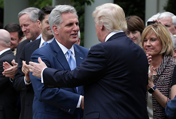 美國總統特朗普（右）於2017年5月4日在華盛頓DC白宮舉行的玫瑰園活動中迎接時任眾議院多數黨領袖、眾議員Kevin McCarthy（左）。（Alex Wong/Getty Images）