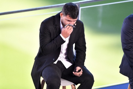 2021年12月15日，阿古路在巴塞魯營大球場宣布退役，這名阿根廷前鋒淚灑發布會現場。（Pau Barrena/AFP via Getty Images）