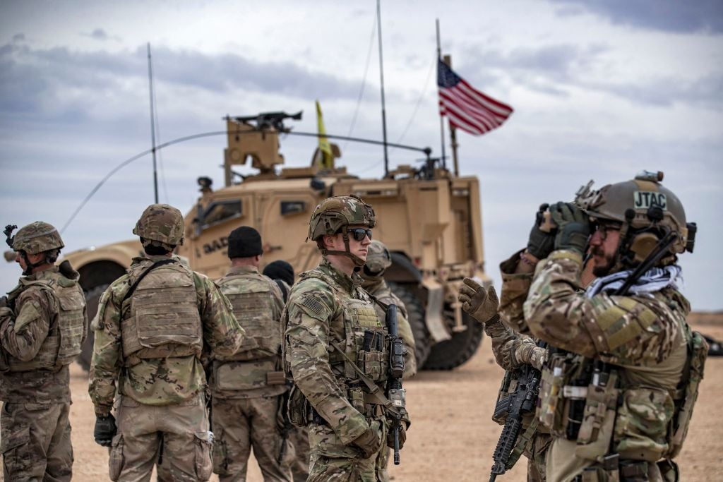 2021年12月7日，美國士兵在敘利亞東北部的代爾祖爾省（Deir Ezzor）參加打擊伊斯蘭國（ISIS）的聯合軍演。（DELIL SOULEIMAN/AFP via Getty Images）