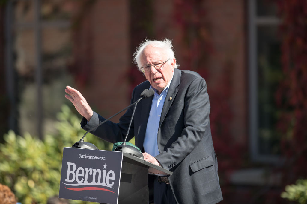 美國民主黨總統候選人、聯邦參議員伯尼·桑德斯（Bernie Sanders）於2019年9月29日在新罕布什爾州的普利茅斯州立大學舉行的競選活動中發表講話。（Scott Eisen / Getty Images）