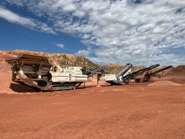 圖為2025年7月11日,美國拉馬科資源公司(Ramaco Resources, Inc.)計劃在懷俄明州蘭徹斯特(Ranchester)附近的布魯克媒礦(Brook Mine)開採450噸以上的稀土。布魯克媒礦佔地4500英畝,其煤炭中含有釹、鉨、鏑、鋱等稀土元素,亦包含鎵、鈧、鍺等關鍵礦物。(John Haughey/大紀元)
