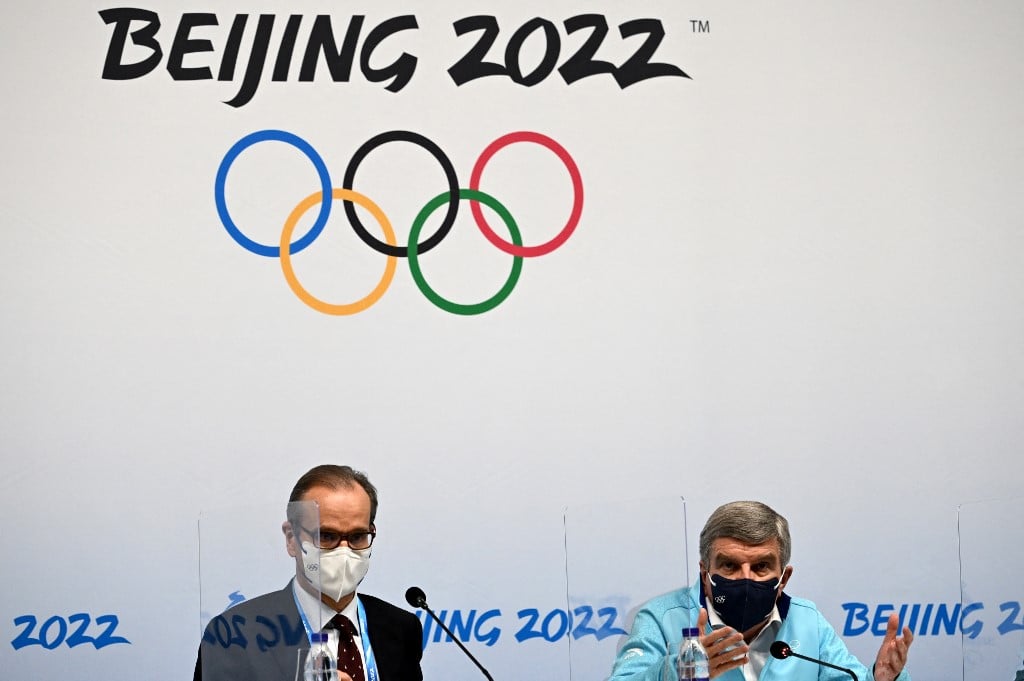 圖為2022年2月3日，北京冬季奧運會前夕，國際奧委會（IOC）主席托馬斯‧巴赫（右）在主媒體中心舉行的新聞發布會。巴赫的旁邊是他的發言人馬克‧亞當斯（Mark Adams）。（Anne-Christine Poujoulat/AFP）