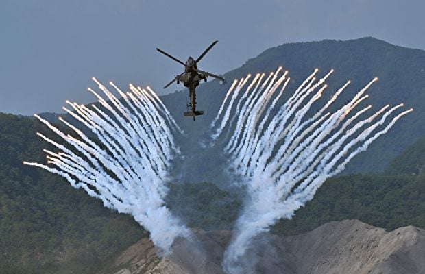 2023年6月15日，美韓聯合軍演，南韓的阿帕奇（Apache）AH-64直升機在波川（Pocheon）的星津消防訓練場（Seungjin Fire Training Field）發射信號彈。（Jung Yeon-Je/POOL/AFP via Getty Images）