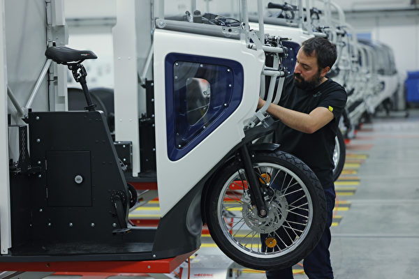 2022年9月29日，德國柏林，Onomotion工廠正式開業當天，一名工人正在裝配廠組裝一輛電動貨運單車。（Sean Gallup/Getty Images）