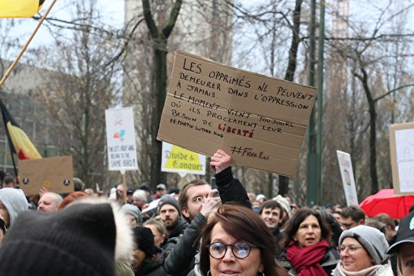 2021年12月5日，比利時布魯塞爾，民眾不滿政府的COVID-19防疫政策，聚集到街上抗議。（Nicolas Maeterlinck/Belga Mag/AFP via Getty Images）