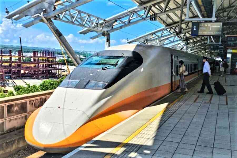 高鐵行李架掉下一物嚇壞乘客 話題屢上熱搜
