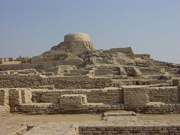 距今4,500年前的巴基斯坦境內的摩亨佐達羅古城遺址，單從城市建築角度來考察，當時這裏的文明非常發達。（Junhi Han／維基百科）