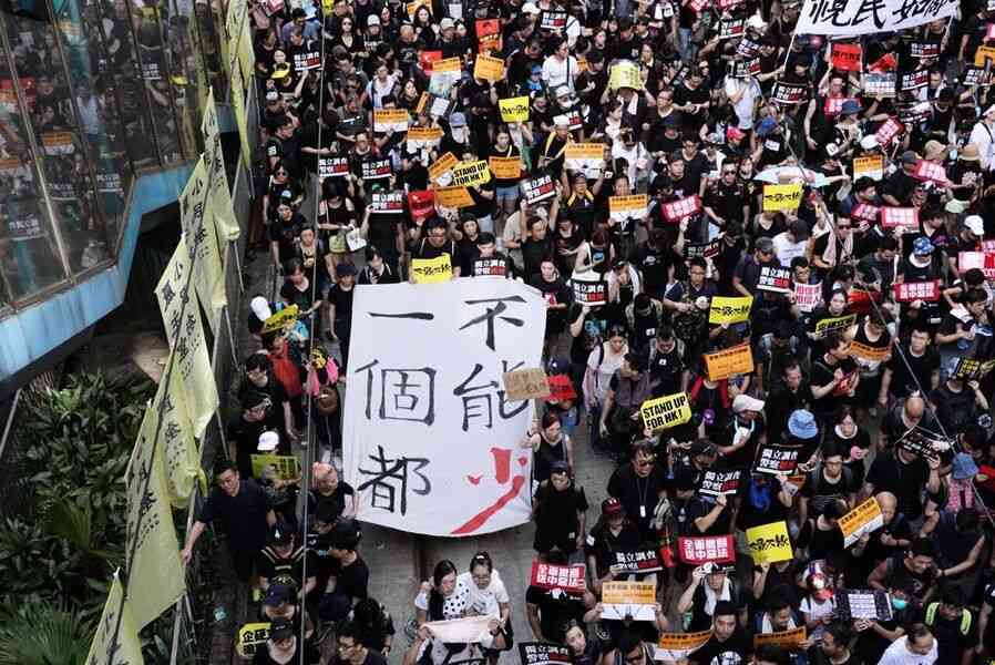 【七一遊行組圖5】港人以各式標語表達心聲