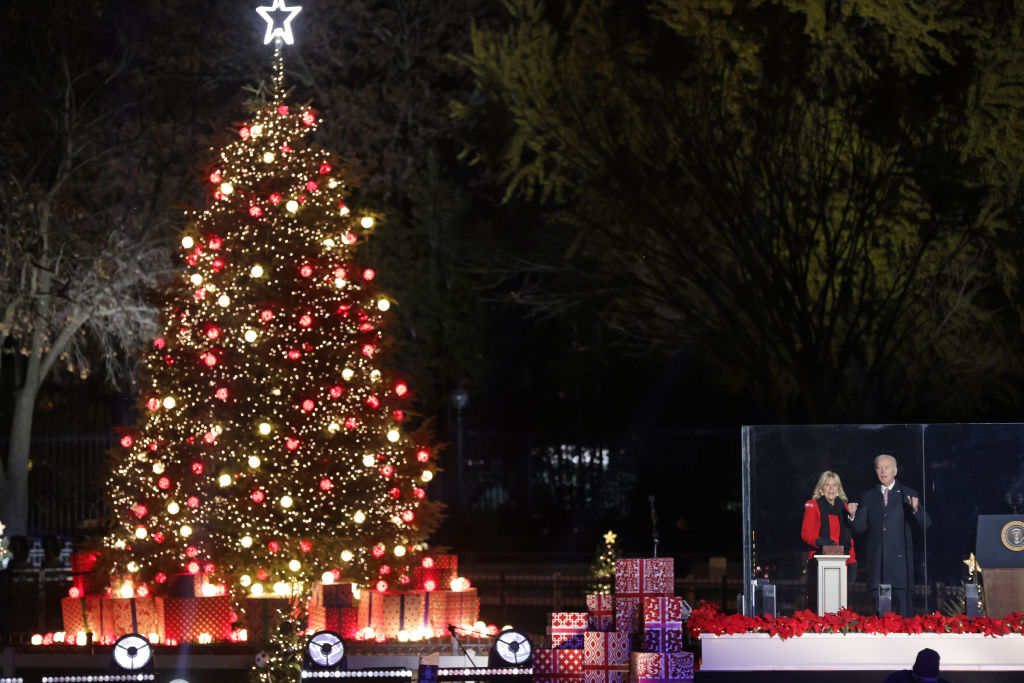 2021年12月2日，美國總統拜登和第一夫人吉爾 (Jill Biden)在首都華盛頓參加國家聖誕樹點燈儀式。（Alex Wong/Getty Images）