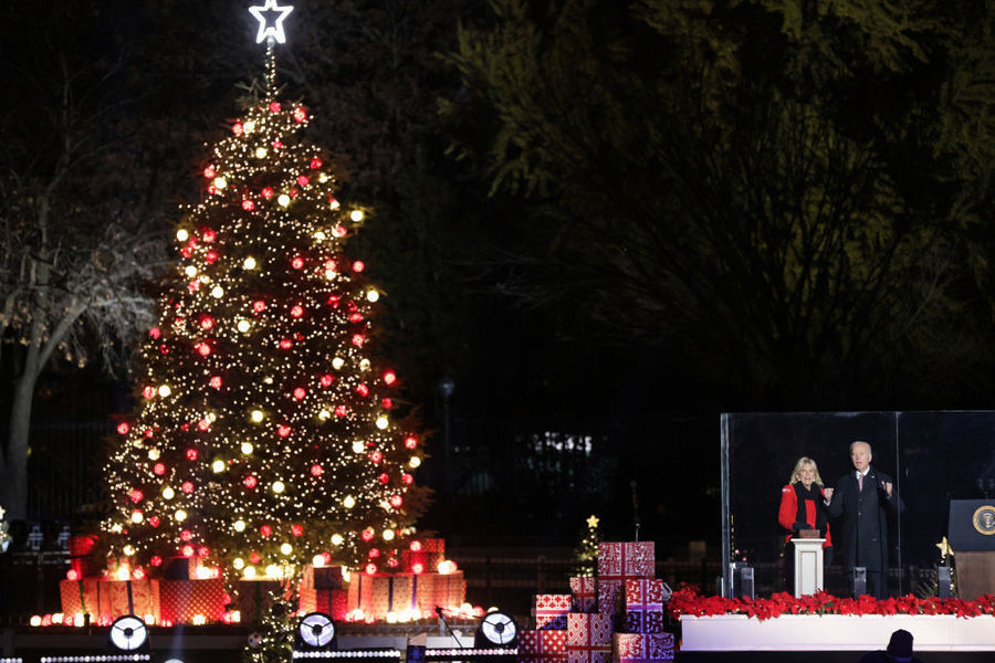 白宮舉行點燈儀式 拜登點亮國家聖誕樹