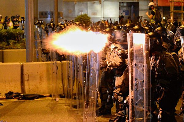 7月28日晚，港民在遮打集會後，向金鐘方向遊行，遭警方不斷發放催淚彈驅離，警民爆激烈衝突。（宋碧龍／大紀元）