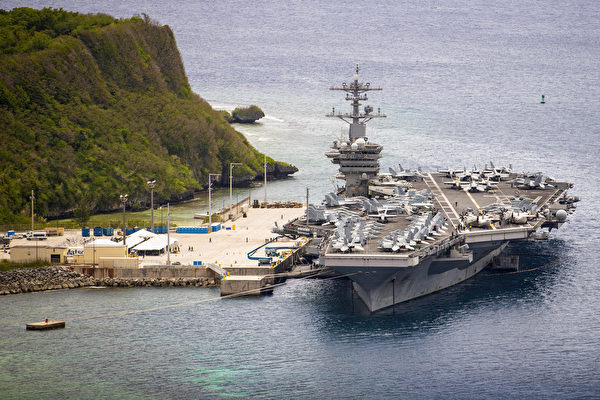 圖為停泊在關島的美軍航艦。（Conner D. BLAKE/US NAVY/AFP）