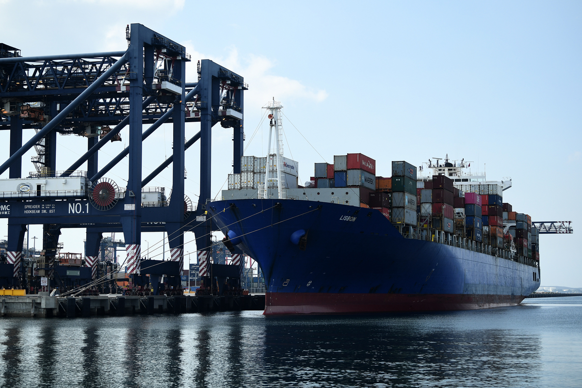 近日，澳洲學者威爾遜（Jeffrey Wilson）博士刊文稱， 中國（中共）貿易制裁澳洲背後存在一定的政治邏輯，即中國（中共）希望通過貿易制裁，試圖勸阻外國政府不要批評其在國內外的行為。圖為停靠在悉尼貨櫃碼頭的貨船。（Joel Carrett/AAP Image）