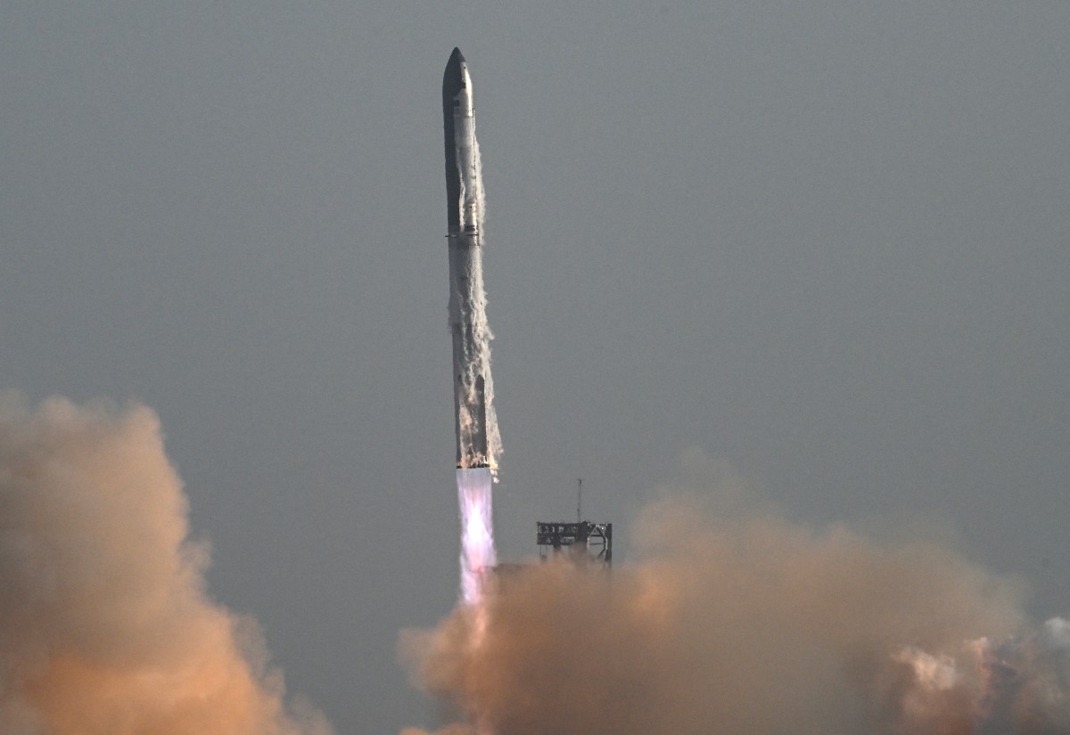 2025年3月6日,SpaceX 的星際飛船在第八次試飛中,從德薩斯州博卡奇卡(Boca Chica)附近的星際基地升空。(Photo by RONALDO SCHEMIDT / AFP)