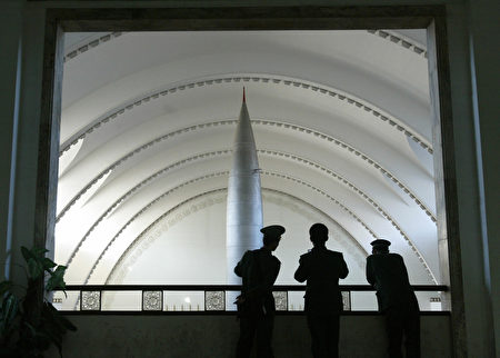 2004年12月06日，中共軍人在北京軍事博物館參觀展出的東方-1導彈。（FREDERIC J. BROWN/AFP via Getty Images）