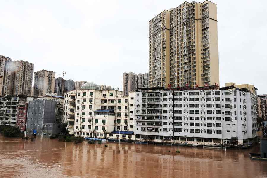 四川古藺縣洪水最高漫過河堤近2米 低處被淹