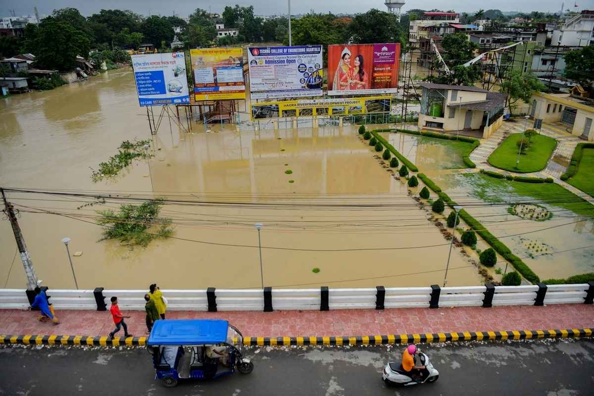 2025年6月1日,連日暴雨過後,印度特里普拉邦首府阿加爾塔拉(Agartala)市區內的豪拉河(Howrah River)水位已超過警戒線,部份沿岸地區出現嚴重水浸。(Abhisek Saha/Middle East Images/AFP via Getty Images)