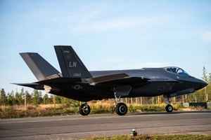 完成壯舉 美F-35戰機在歐洲高速公路歷史性降落