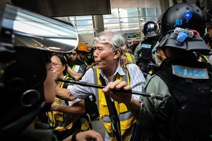 香港85歲老人挺身而出 保護年輕抗議者