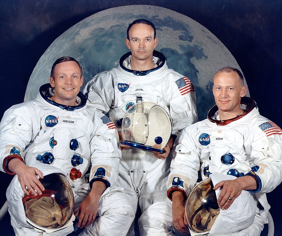 阿波羅11號成員合照。左起：尼爾‧岩士唐、邁克爾‧柯林斯、巴茲‧奧爾德林。（公有領域）