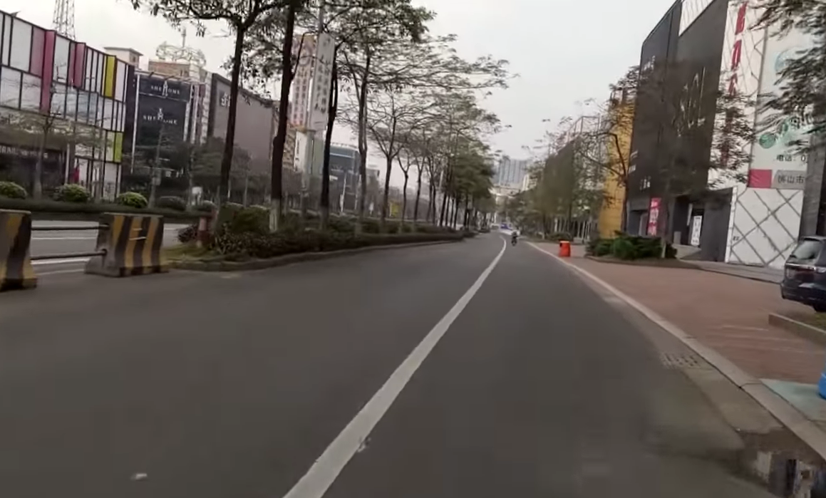一段影片顯示，傢俬行林立的佛山順德大街上已復工，人流車流相當冷清。（影片截圖）