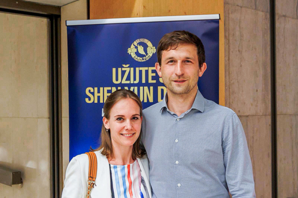 2025年4月30日晚,執業律師Kristina Tisová女士與Honza Holakovský先生,在捷克首都布拉格會議中心(Prague Congress Center),一同觀賞了神韻巡迴藝術團在當地的首場演出。(Katarína Tomanová/大紀元)