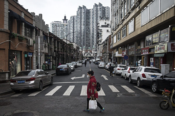 2020年4月11日，湖北省武漢市，一名婦女在街上行走。（Getty Images）