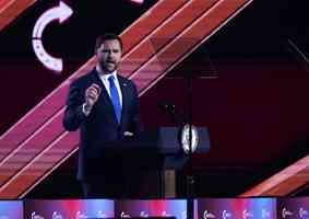 萬斯參加「Turning Point USA」峰會 誓言打擊左翼暴力