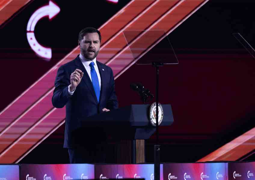 萬斯參加「Turning Point USA」峰會 誓言打擊左翼暴力