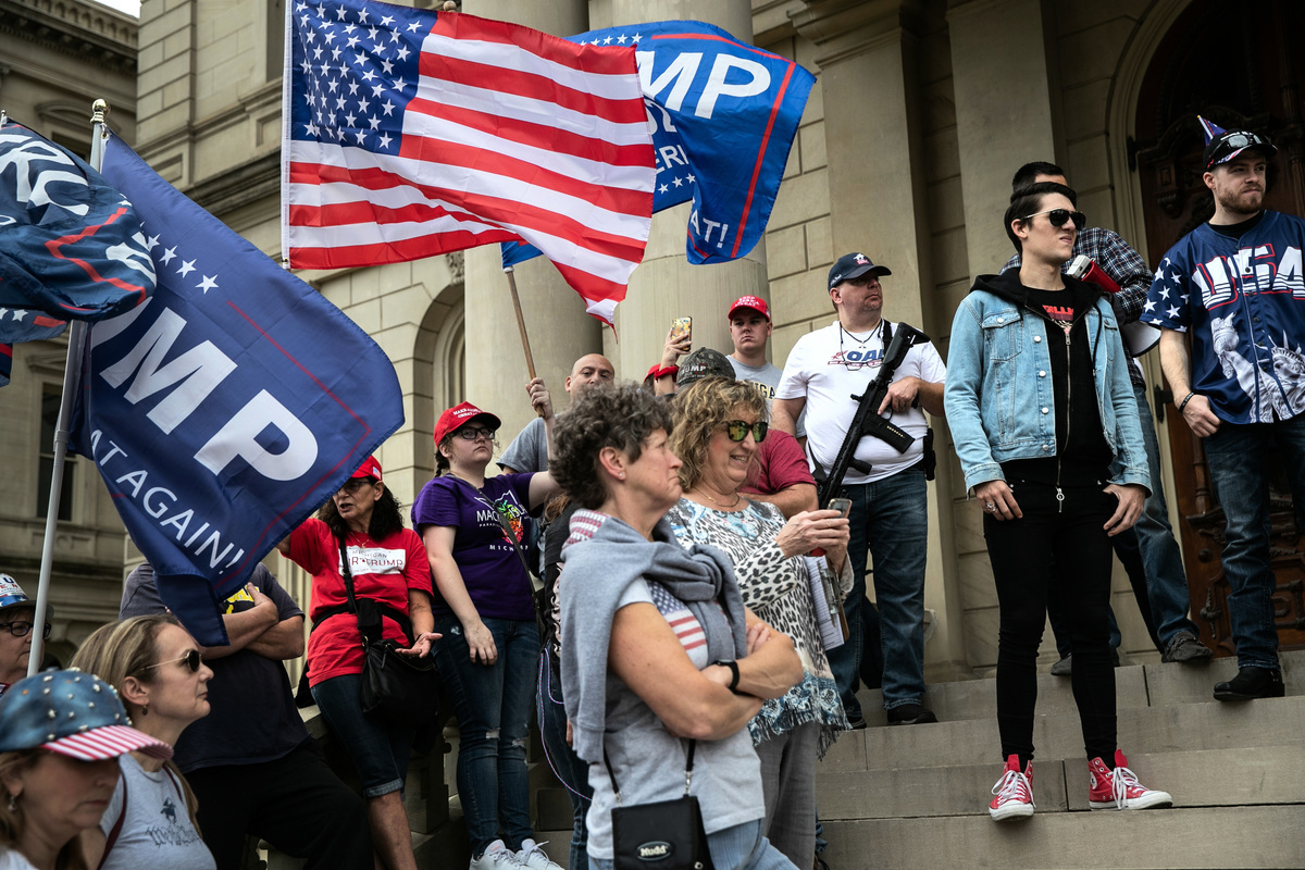 2020年11月8日，美國密歇根州蘭辛（Lansing），特朗普的支持者在密歇根州議會大廈（Michigan State Capitol）外抗議選舉不公。（John Moore/Getty Images）