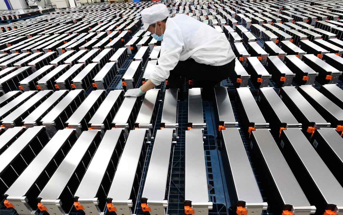 2021年3月12日，一名中國工人拿著電動汽車的鋰電池。（STR/AFP via Getty Images）