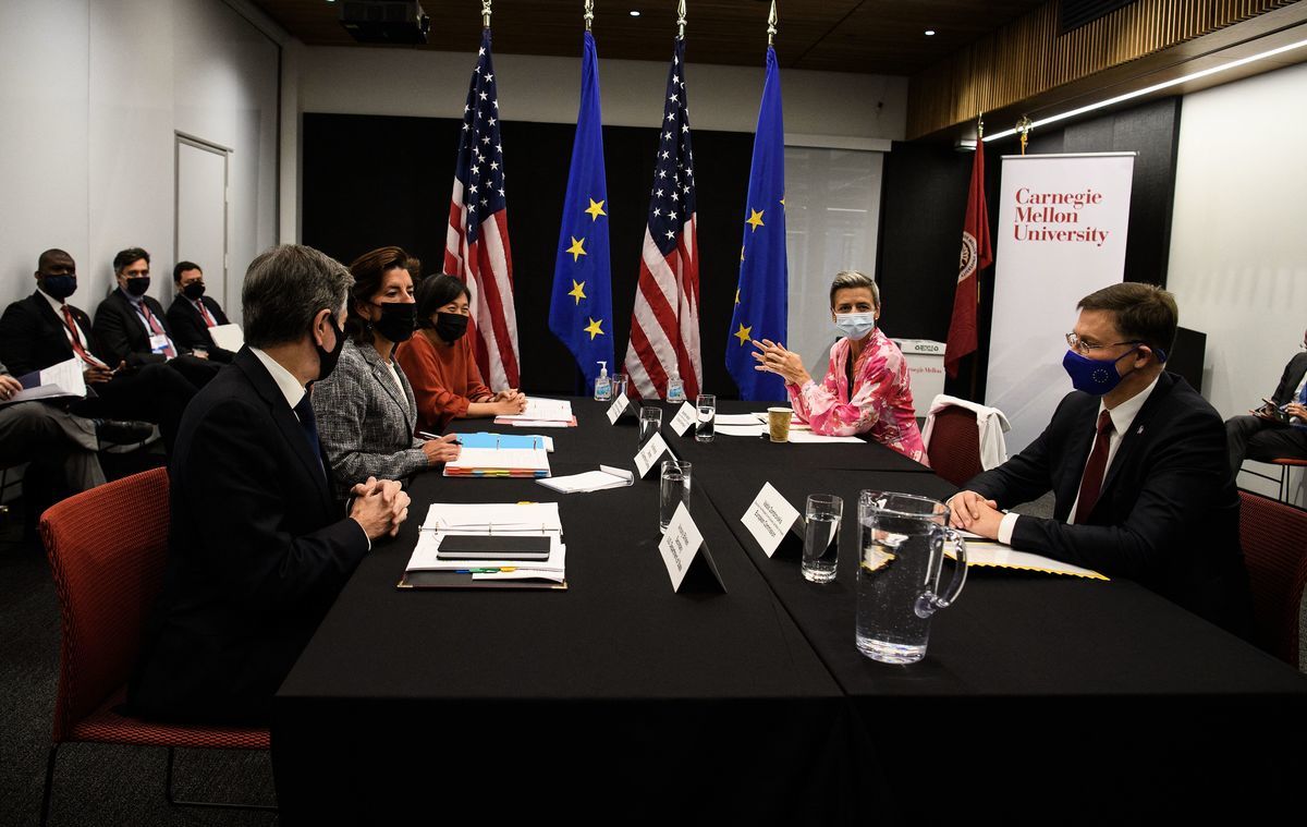 美國和歐盟新成立的貿易和技術委員會（TTC）9月29日在匹茲堡進行首次為期兩天的會晤，討論晶片短缺、人工智能（AI）和科技競爭問題。美國國務卿安東尼‧布林肯（Antony Blinken）、商務部長吉娜‧雷蒙多（Gina Raimondo）、美國貿易代表戴琪，以及歐盟貿易專員瓦爾迪斯‧東布羅夫斯基斯（Valdis Dombrovskis）和歐盟競爭事務專員瑪格麗特‧維斯塔格（Margrethe Vestager）共同出席。（NICHOLAS KAMM/AFP via Getty Images）