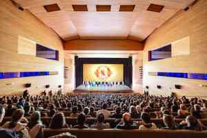 神韻西班牙古城首場爆滿 主流讚意義非凡