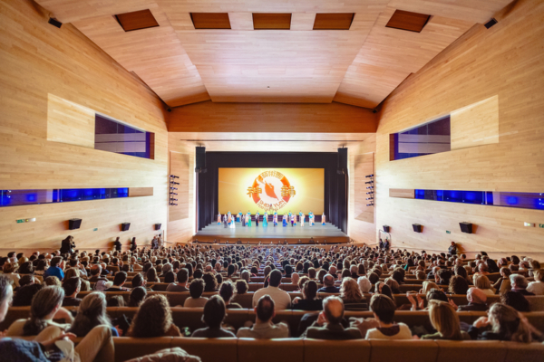 神韻西班牙古城首場爆滿 主流讚意義非凡