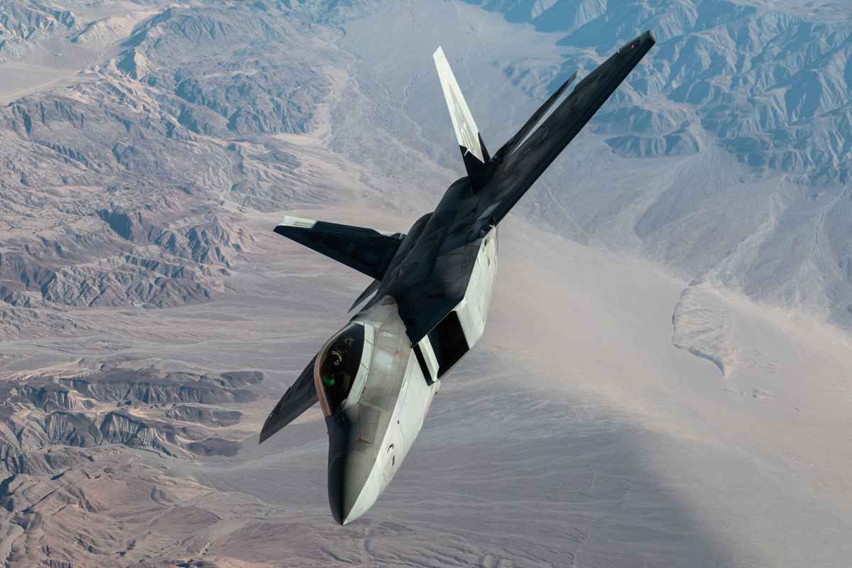 F-22猛禽令人難以置信的低可觀測性和高性能的結合，為所有隱形戰鬥機設定了標準。迄今它仍是能在地球上任何地方服役、最有能力的隱形戰鬥機。（Courtesy photo by Kyle Larson, Lockheed Martin）