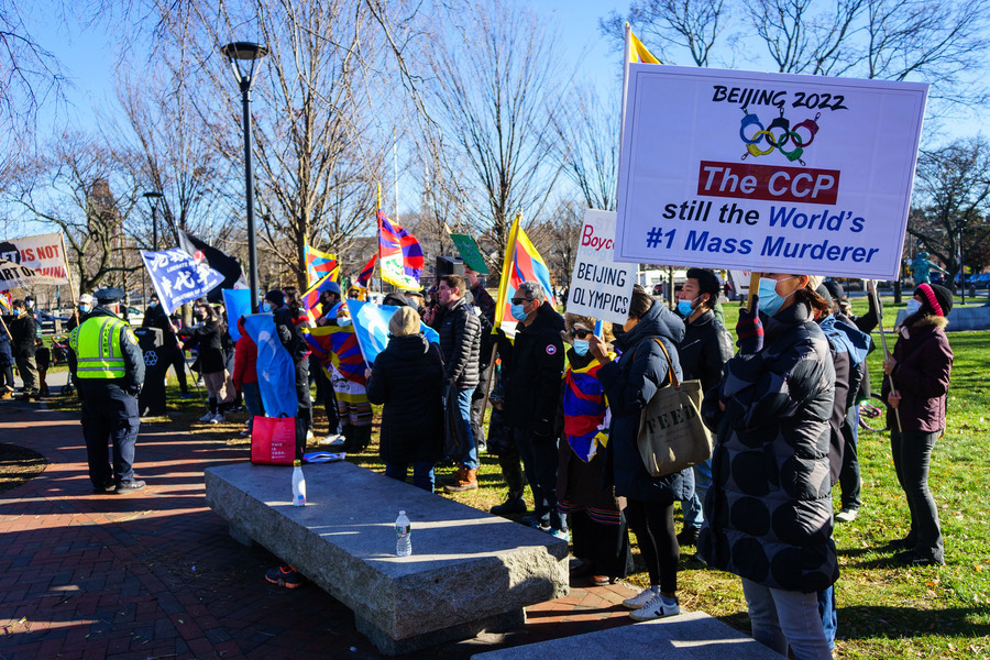 【影片】波士頓親共者支持冬奧 多族裔抗議